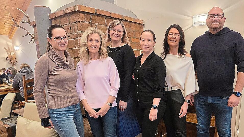 Das einstimmig gew&auml;hlte F&uuml;nfergremium der Damenriege: Daniela Etschmann (v. l.), Gisela Sonnleitner, Christina Hierzegger-Kornet, Doreen Heindl und Sonja Weber mit Wahlleiter Christian Rixinger (r.)