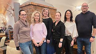 Das einstimmig gew&auml;hlte F&uuml;nfergremium der Damenriege: Daniela Etschmann (v. l.), Gisela Sonnleitner, Christina Hierzegger-Kornet, Doreen Heindl und Sonja Weber mit Wahlleiter Christian Rixinger (r.)