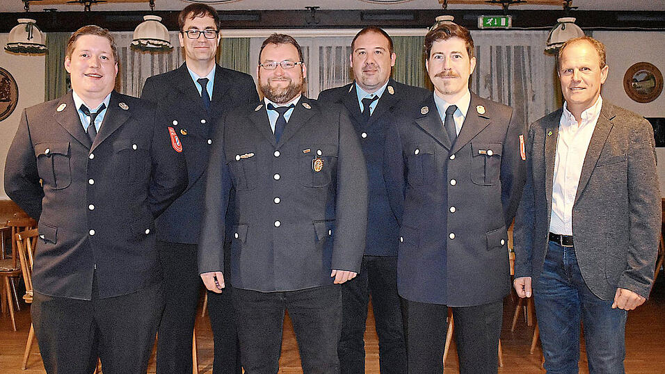 Das neue Führungsteam (v. l.) Michael Bräu (Beisitzer), Paul Selbeck (Schriftführer), Andreas Schlachtbauer (Kassier), Robert Neumeier (Vorsitzender), Sebastian Schlachtbauer (2. Vorsitzender) und Bürgermeister Leonhard Berger. Das neue Führungsteam (v. l.) Michael Bräu (Beisitzer), Paul Selbeck (Schriftführer), Andreas Schlachtbauer (Kassier), Robert Neumeier (Vorsitzender), Sebastian Schlachtbauer (2. Vorsitzender) und Bürgermeister Leonhard Berger.