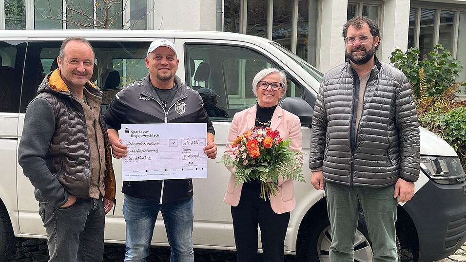 Landrätin Rita Röhrl übergibt den Scheck zusammen mit Stefan Fischl (l.) und Rudolf Kuchler (4.v.l.) an den Vorsitzenden Thomas Bielmeier. Landrätin Rita Röhrl übergibt den Scheck zusammen mit Stefan Fischl (l.) und Rudolf Kuchler (4.v.l.) an den Vorsitzenden Thomas Bielmeier.