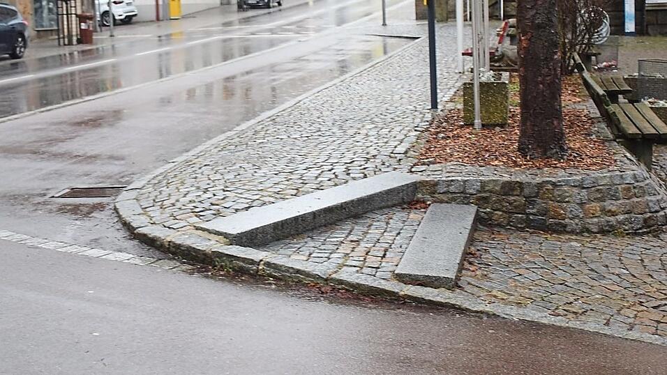 Diese Stufen am Marktplatz können mit mobilen Gummirampen für Rollstuhlfahrer passierbar gemacht werden. Diese Stufen am Marktplatz können mit mobilen Gummirampen für Rollstuhlfahrer passierbar gemacht werden.