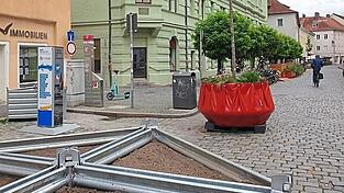 Tröge aus Stahl, knallbunt oder aus Holz gibt es in der Obermünsterstraße zu sehen.
