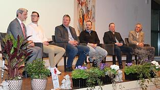 Landeten &uuml;berraschend auf der B&uuml;hne: Uwe Neumann, Josef D&uuml;rauer, Klaus Fischer, Hans-J&uuml;rgen Traurig, Andreas Mayer mit B&uuml;rgermeister Bauer (von rechts).