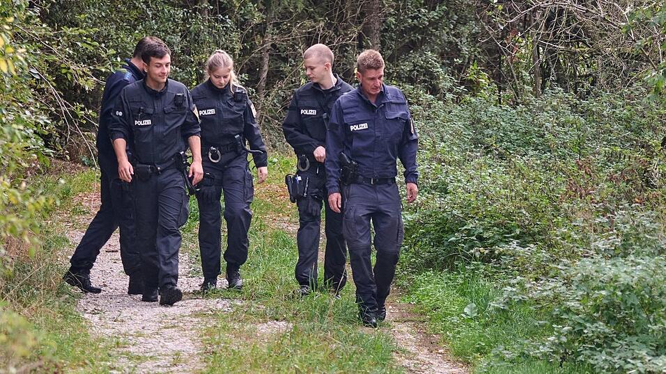 Polizisten suchten das Gebiet auch am Donnerstag weiter nach Spuren des Tiers ab. Polizisten suchten das Gebiet auch am Donnerstag weiter nach Spuren des Tiers ab.