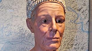 Die lebensgetreue Büste einer Bäuerin im Museum Quintana (Künzing), die vor 7.000 Jahren lebte Die lebensgetreue Büste einer Bäuerin im Museum Quintana (Künzing), die vor 7.000 Jahren lebte