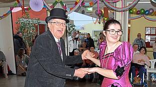 Das erste eigene Prinzenpaar vom Anneliese-Schweinberger-Haus: Manfred I. und Patrizia I., beim Prinzenwalzer.