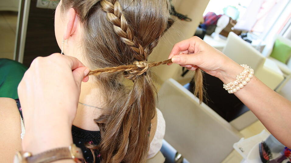 (Foto: Pfeffer)Keine Angst, die Haare brechen dabei nicht ab. Man kann ruhig einen Doppelknoten mit den Haaren machen', beruhigt Bea Stahl. (Foto: Pfeffer)Keine Angst, die Haare brechen dabei nicht ab. Man kann ruhig einen Doppelknoten mit den Haaren machen', beruhigt Bea Stahl.