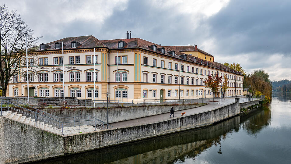 Das Landshuter Stadttheater muss dringend saniert werden. Die Ernennung zum Staatstheater könnte das Problem der Finanzierung lösen. Das Landshuter Stadttheater muss dringend saniert werden. Die Ernennung zum Staatstheater könnte das Problem der Finanzierung lösen.