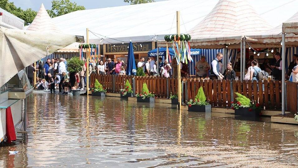 Land unter auf dem Festplatz in Wallersdorf.&nbsp;