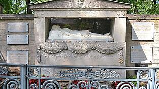 Jung gestorben: Ein Hochgrab mit einer vollplastischen Darstellung von Goethes Enkelin Alma dominiert die Familiengrabstätte des Dichters Johann Wolfgang von Goethe. Jung gestorben: Ein Hochgrab mit einer vollplastischen Darstellung von Goethes Enkelin Alma dominiert die Familiengrabstätte des Dichters Johann Wolfgang von Goethe.