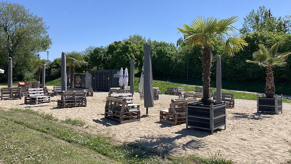 Die Aufbauarbeiten vom Donaustrand sind fast abgeschlossen, am 1. Mai ist Er&ouml;ffnung.