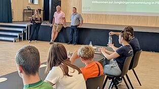 Die beiden Jugendbeauftragten Christian Schuster und Sebastian Eder stellten sich kurz als Ansprechpartner vor. Die beiden Jugendbeauftragten Christian Schuster und Sebastian Eder stellten sich kurz als Ansprechpartner vor.