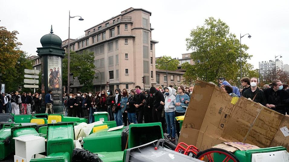 Sch&uuml;ler stehen vor dem mit M&uuml;lltonnen verbarrikadierten Geb&auml;ude des Lyc&eacute;e H&eacute;l&egrave;ne Boucher und protestieren gegen die mangelnde Ausstattung der Schulen in Paris.