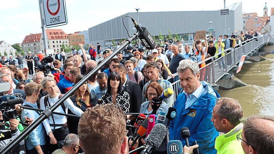 Ministerpräsident Markus Söder (2.v.r.), Oberbürgermeisterin Gertrud Maltz-Schwarzfischer (links), Innenminister Joachim Herrmann (im Hintergrund) und Umweltminister Thorsten Glauber (rechts) sprachen für die Medien. Ministerpräsident Markus Söder (2.v.r.), Oberbürgermeisterin Gertrud Maltz-Schwarzfischer (links), Innenminister Joachim Herrmann (im Hintergrund) und Umweltminister Thorsten Glauber (rechts) sprachen für die Medien.