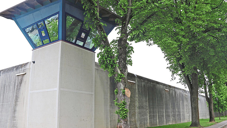 Wer sich vorstellen kann, hinter diesen Mauern zu arbeiten, hat ab 1. Februar wieder die Gelegenheit eine Ausbildung an der Justizvollzugsakademie, ebenfalls in Straubing, zu beginnen. Weitere Informationen gibt es unter: www.justiz.bayern.de.