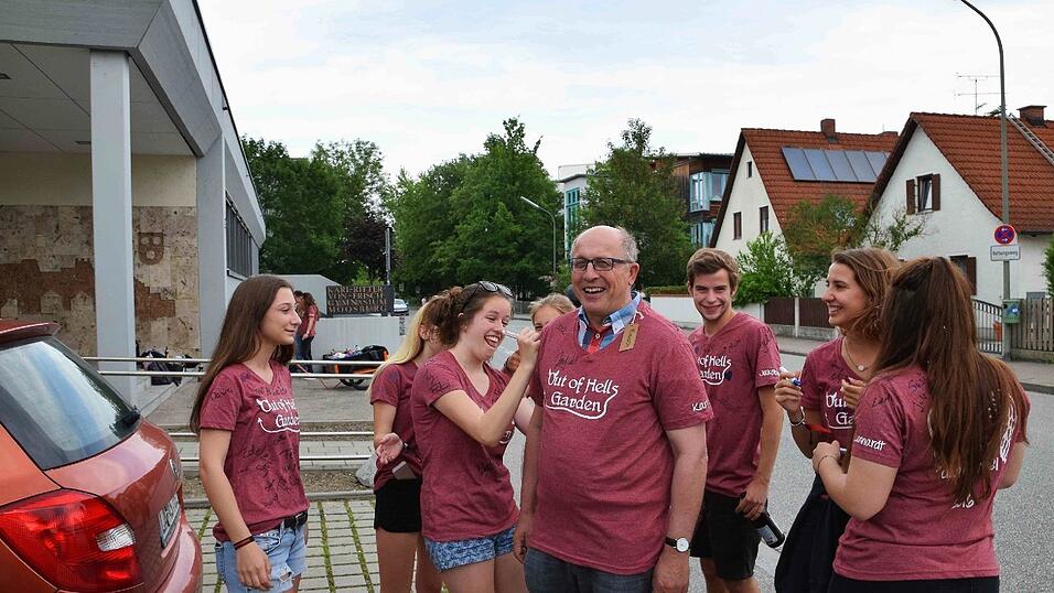 Abiturienten mit ihrem Oberstufenkoordinator Karl Rausch.