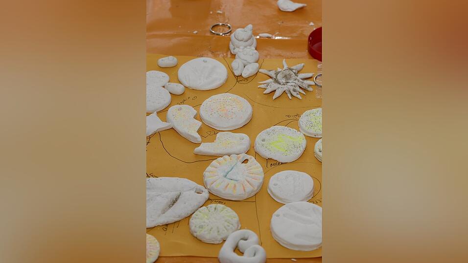 Die Anhänger müssen einige Tage trocknen, bevor sie weiter gestaltet werden können. Die Anhänger müssen einige Tage trocknen, bevor sie weiter gestaltet werden können.