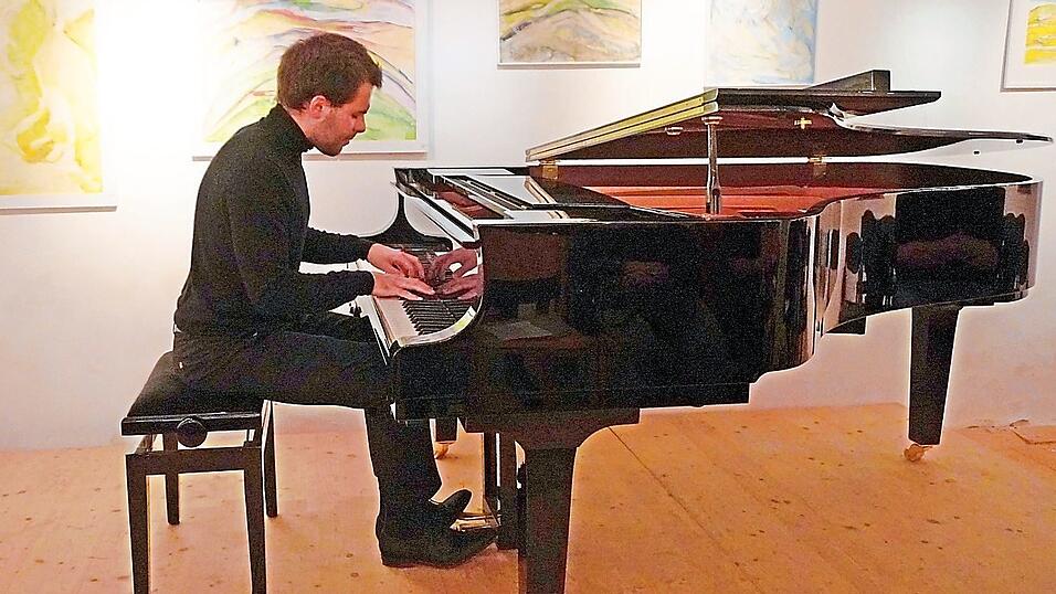 Der 24-j&auml;hrige studierte Pianist Kilian Langrieger &uuml;berzeugte bei der Vernissage-Soir&eacute;e im Kulturzentrum Artonicon insbesondere mit der Pr&auml;sentation der Sonate Nr. 3 von Johannes Brahms.