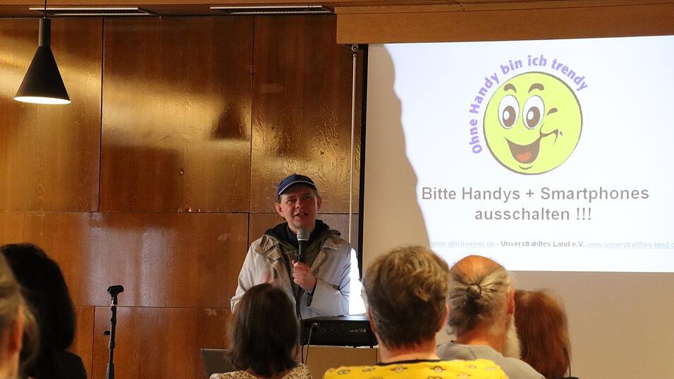 Aus dem Funkloch wagt sich Ulrich Weiner nur im Strahlenschutzanzug, er trägt ihn auch im Butz. Aus dem Funkloch wagt sich Ulrich Weiner nur im Strahlenschutzanzug, er trägt ihn auch im Butz.