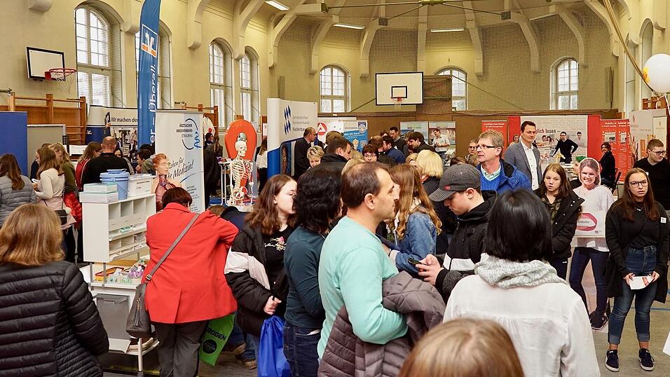 Ein gro&szlig;es Angebot an Ausbildung gab es in der Turnhalle der BS II.