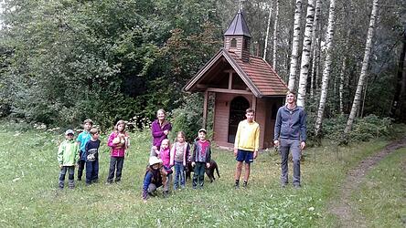 Im Wald, bei der Hubertus-Kapelle der Familie von B&uuml;rgermeister Sepp H&auml;ring, erfuhr die Gruppe Wissenswertes &uuml;ber den heimischen Wald und seine Bewohner.