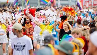 Der Kölner CSD hat am Sonntag wieder Tausende Besucher angezogen. Der Kölner CSD hat am Sonntag wieder Tausende Besucher angezogen.