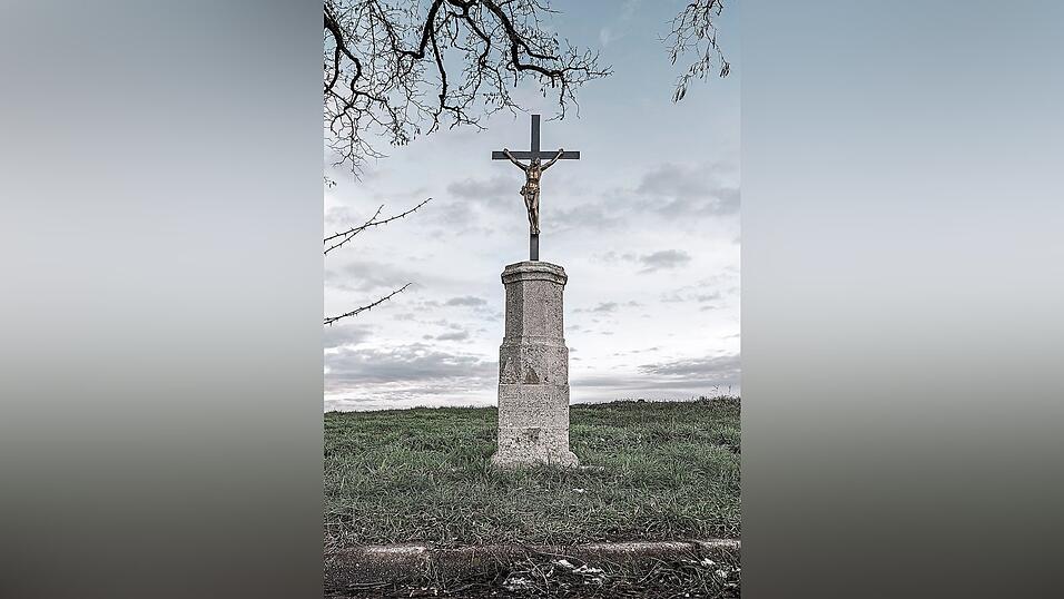 Die alte Stra&szlig;e von Moosburg nach Landshut f&uuml;hrte oben an den Isarh&auml;ngen durch eine Schlucht, wo sie am Klausenberg in die Stra&szlig;e nach Golding m&uuml;ndete. Noch heute kann man sie an manchen Stellen im Wald erahnen. An der Weggabelung mit der Goldinger Stra&szlig;e wurde zwischen zwei B&auml;umen zur Erinnerung an den Unfall des Hauptmanns Sensime von Horoskowitz eine Steins&auml;ule mit einem Feldkreuz und einer marmornen Tafel aufgestellt.