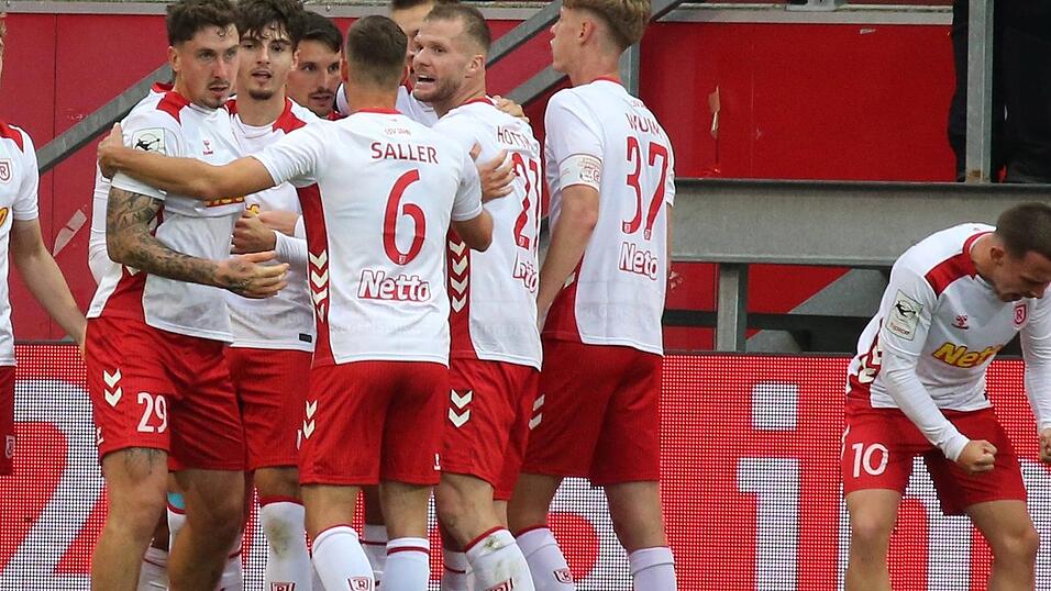 Fein raus: Die Regensburger dürfen doch noch den 1:1-Ausgleich bejubeln durch einen Last-Minute-Treffer von Adrian Fein (l.).