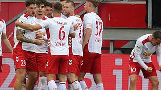 Fein raus: Die Regensburger dürfen doch noch den 1:1-Ausgleich bejubeln durch einen Last-Minute-Treffer von Adrian Fein (l.).
