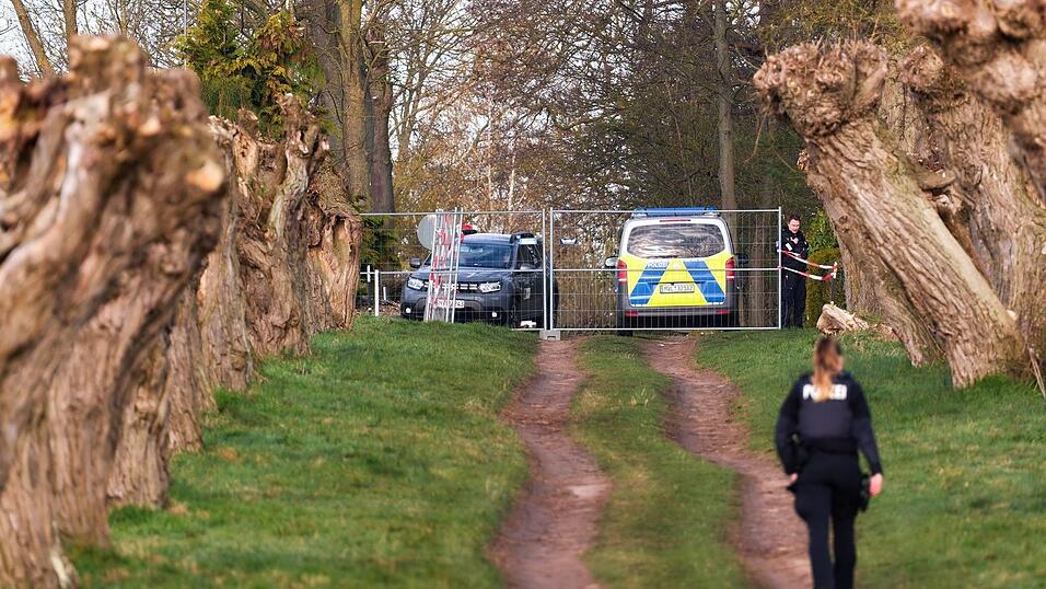 Die Polizei sperrte den Zugang zum Ufer der Insel Poel ab.