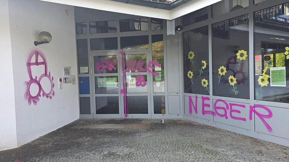 Durch die Schmierereien entstand ein vierstelliger Schaden. Durch die Schmierereien entstand ein vierstelliger Schaden.