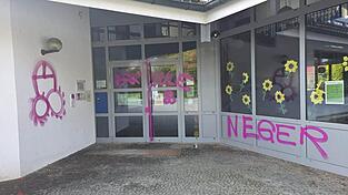 Durch die Schmierereien entstand ein vierstelliger Schaden. Durch die Schmierereien entstand ein vierstelliger Schaden.
