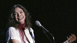 Nanci Griffith bei einem Konzert in New York im Jahr 2004 Nanci Griffith bei einem Konzert in New York im Jahr 2004
