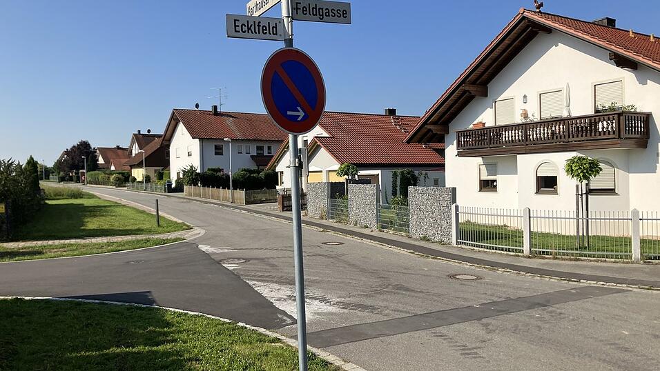 Weil einige Anwohner am Harthauser Weg regelm&auml;&szlig;ig parkten, wird dort nun ein Halteverbot ausgewiesen, um vor allem dem landwirtschaftlichen Verkehr eine sichere und leichtere Durchfahrt zu erm&ouml;glichen. Neue Parkbuchten gibt es am Ecklfeld in geringer Entfernung.