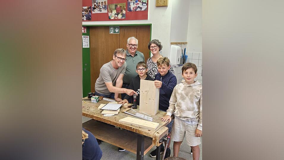 Die MINT-Werkstatt kam gut bei den Ferienprogrammkindern an. Hier ein Bild von den Veranstaltern Hans Ostermaier vom BDS, Konrad Zorzi, Vorsitzender der CSU Altfraunhofen und Elisabeth Schmitt, die Bürgermeisterkandidatin der CSU Altfraunhofen (von links nach rechts).
