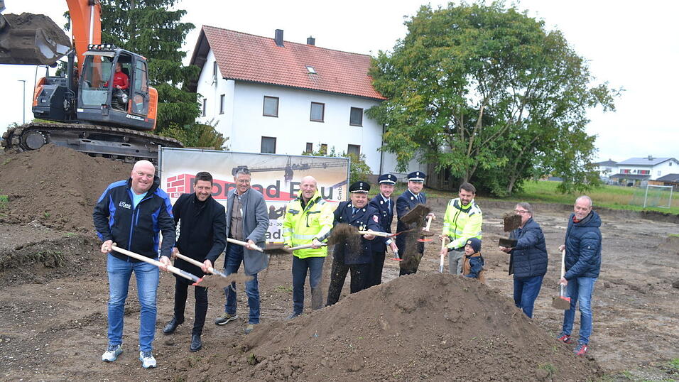 Beim symbolischen Spatenstich waren Peter Obergrußberger, Daniel Schneider, Arno Baumgartner, Bürgermeister Franz Aster, Wolfgang Hiergeist, Julian Wagner, Matthias Jungbauer, Christian Haselbeck, Herbert Göbl und Roland Konrad dabei.