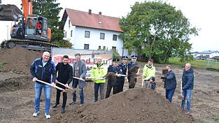Beim symbolischen Spatenstich waren Peter Obergrußberger, Daniel Schneider, Arno Baumgartner, Bürgermeister Franz Aster, Wolfgang Hiergeist, Julian Wagner, Matthias Jungbauer, Christian Haselbeck, Herbert Göbl und Roland Konrad dabei.