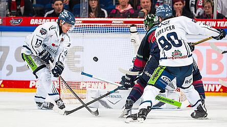 Aus und vorbei: Markus Vikingstad setzt die Scheibe zum Berliner 6:5-Sieg in der Verl&auml;ngerung von Spiel sechs in die Maschen. Mario Zimmermann und Filip Varejcka kommen zu sp&auml;t, um das serienentscheidende Gegentor zu verhindern.