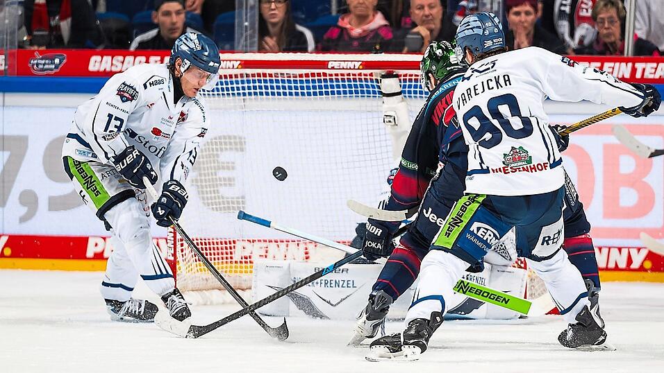 Aus und vorbei: Markus Vikingstad setzt die Scheibe zum Berliner 6:5-Sieg in der Verl&auml;ngerung von Spiel sechs in die Maschen. Mario Zimmermann und Filip Varejcka kommen zu sp&auml;t, um das serienentscheidende Gegentor zu verhindern.