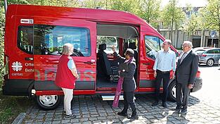 Pater Merlu &uuml;bernahm die Segnung des Fahrzeugs in Beisein von Silke Bols, des ehrenamtlichen Vorstands Josef Brunner und des gesch&auml;ftsf&uuml;hrenden Vorstands Martin Hohenberger.