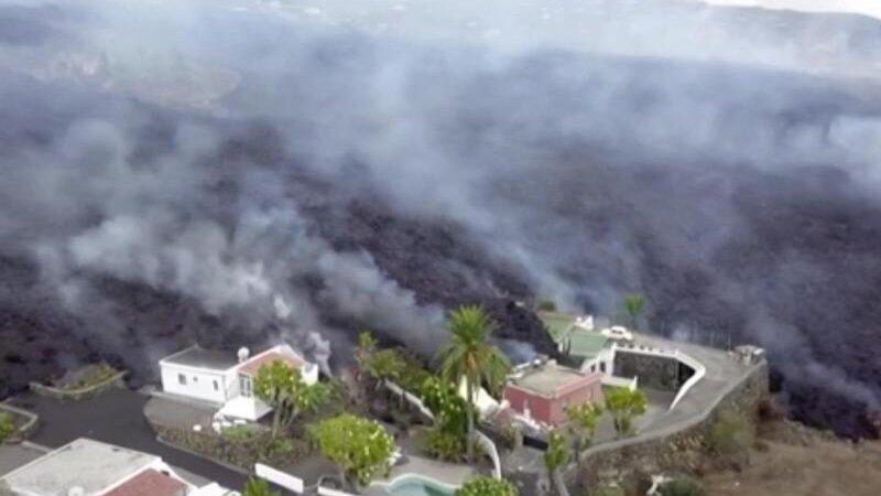 Häuser an einem Hang werden von Lava zerstört. Erstmals seit 50 Jahren ist auf der spanischen Kanareninsel La Palma wieder ein Vulkan ausgebrochen. Häuser an einem Hang werden von Lava zerstört. Erstmals seit 50 Jahren ist auf der spanischen Kanareninsel La Palma wieder ein Vulkan ausgebrochen.
