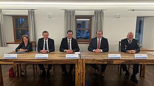 Um regionale Probleme zu besprechen, haben sich bei einer Tagung des Bezirksverbandes Andrea Degl vom Bayerischen Landkreistag (v.l.), Regierungspräsident Rainer Haselbeck, der Freyunger Landrat Sebastian Gruber, der Rottaler Landrat Michael Fahmüller sowie Polizeivizepräsident vom Polizeipräsidium Niederbayern Manfred Gigler getroffen. Um regionale Probleme zu besprechen, haben sich bei einer Tagung des Bezirksverbandes Andrea Degl vom Bayerischen Landkreistag (v.l.), Regierungspräsident Rainer Haselbeck, der Freyunger Landrat Sebastian Gruber, der Rottaler Landrat Michael Fahmüller sowie Polizeivizepräsident vom Polizeipräsidium Niederbayern Manfred Gigler getroffen.