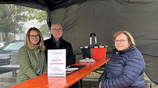 Bei der Sprechstunde des Seniorenbeauftragten am Wochenmarkt „hospitierte“ dieses Mal Katharina Altenhofer-Saller bei Fritz Gößwein, die dabei auch mit Marianne Gerstl ins Gespräch kam.