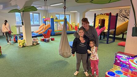 Eugenia Reifschneider mit ihren beiden M&auml;dels Alice und Annabella.