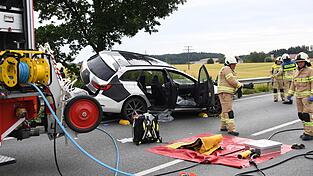 An den Fahrzeugen entstand Totalschaden. Kameraden der Freiwilligen Feuerwehren aus der Umgebung kümmerten sich während der Unfallaufnahme um die verkehrslenkenden Maßnahmen.