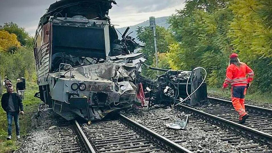 Der Zusammenstoß der beiden Personenzüge ereignete sich nahe dem Dorf Jablonov nad Turnou im Südosten der Slowakei, nahe der Grenze zu Ungarn.