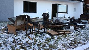 Das Erdgeschoss des Wohnhauses ist stark verraucht. Draußen stapeln sich angekokelte Möbel. Das Erdgeschoss des Wohnhauses ist stark verraucht. Draußen stapeln sich angekokelte Möbel.