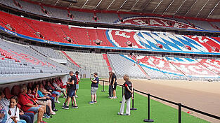 Die Besucher aus Wiesent am Spielfeldrand, im Hintergrund die Zuschauerr&auml;nge.