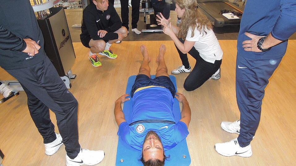 Annika Eichhorn testete mit ihrer mobilen Leistungsdiagnostik 'Ready to go' den türkischen Erstligisten Osmanlispor in Trainingslager in den Niederlanden. Annika Eichhorn testete mit ihrer mobilen Leistungsdiagnostik 'Ready to go' den türkischen Erstligisten Osmanlispor in Trainingslager in den Niederlanden.