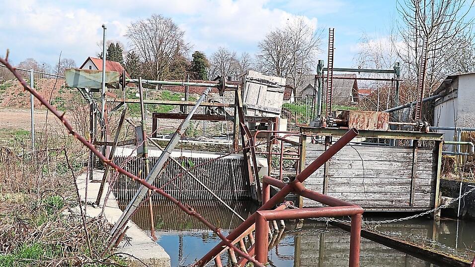 Im Zusammenhang mit der Bauleitplanung hat das Sachgebiet Wasserrecht des Landratsamtes die Erneuerung der Mühlbachschleuse gefordert. Im Zusammenhang mit der Bauleitplanung hat das Sachgebiet Wasserrecht des Landratsamtes die Erneuerung der Mühlbachschleuse gefordert.